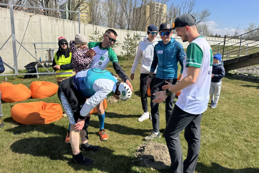 Kajakář Pavel Srbecký v cíli s ostatními členy týmu
