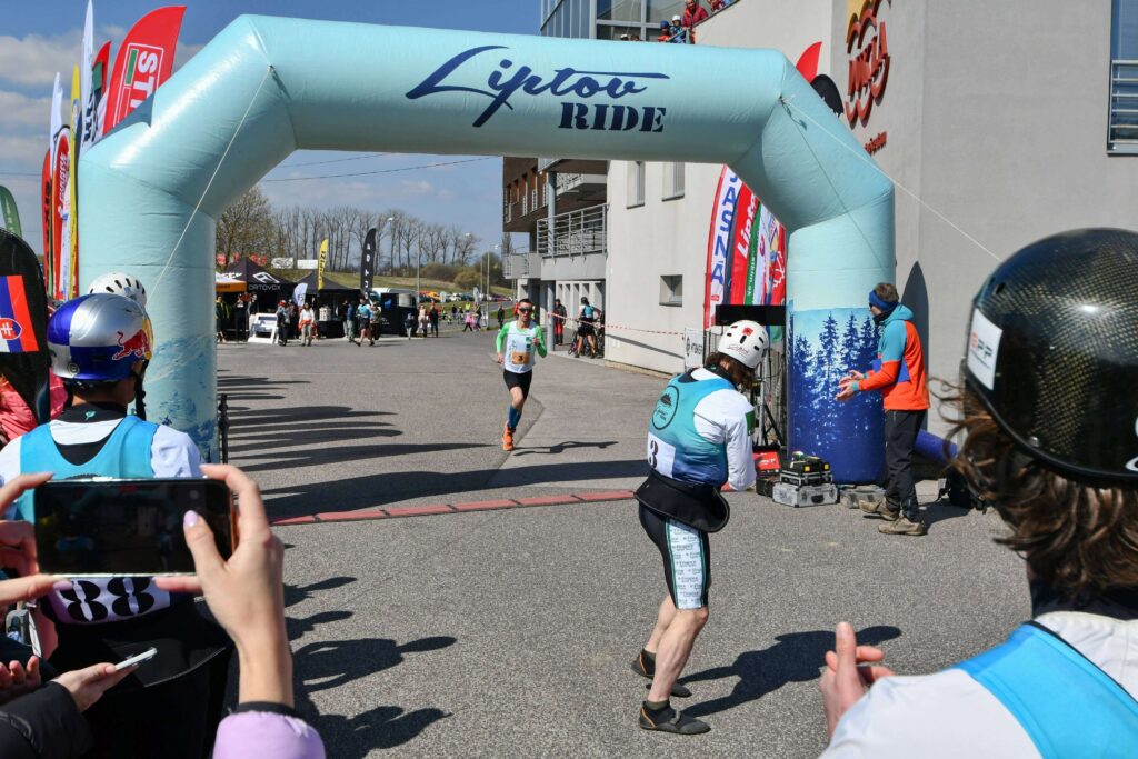 Předání běžce a kajakáře